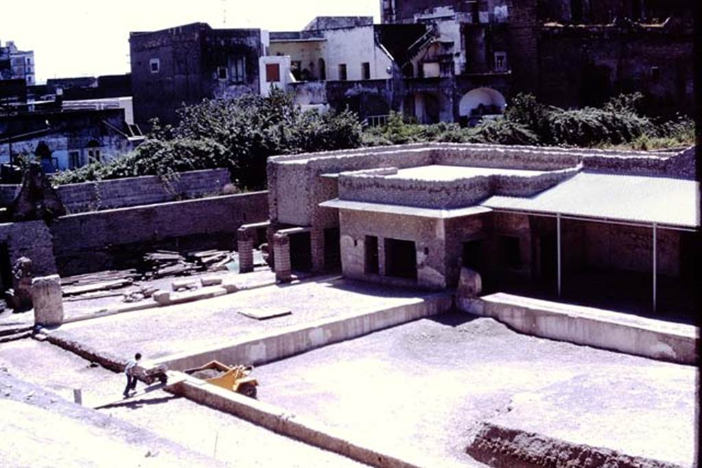 Oplontis, 1978. Area 92, looking south-west across pool, without its statues. Photo by Stanley A. Jashemski.   
Source: The Wilhelmina and Stanley A. Jashemski archive in the University of Maryland Library, Special Collections (See collection page) and made available under the Creative Commons Attribution-Non Commercial License v.4. See Licence and use details. J78f0144
