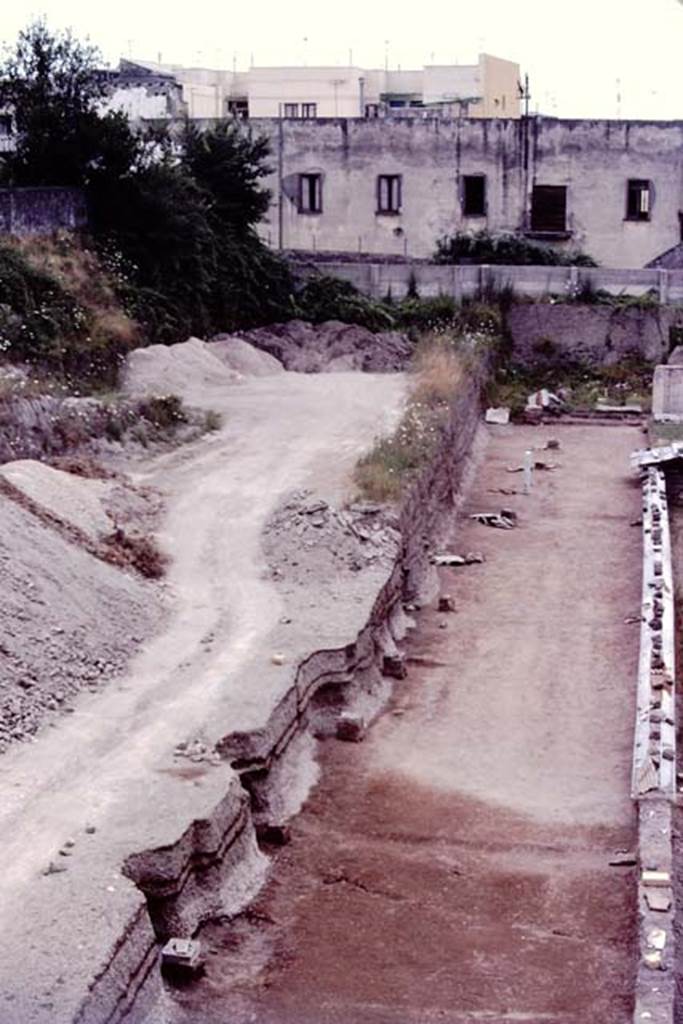 Oplontis, c.1983or 1984. Looking south along line of 10 statue bases. Number 10, the lowest in the photo is still partly in the lapilli.
Source: The Wilhelmina and Stanley A. Jashemski archive in the University of Maryland Library, Special Collections (See collection page) and made available under the Creative Commons Attribution-Non Commercial License v.4. See Licence and use details. Oplo0208
