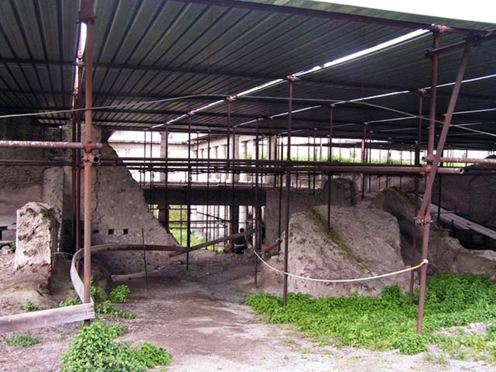 Oplontis, Villa of Lucius Crassius Tertius. March 2005. Rooms 16 and 9 at centre of east end. Photo courtesy of Massimo Gravili.