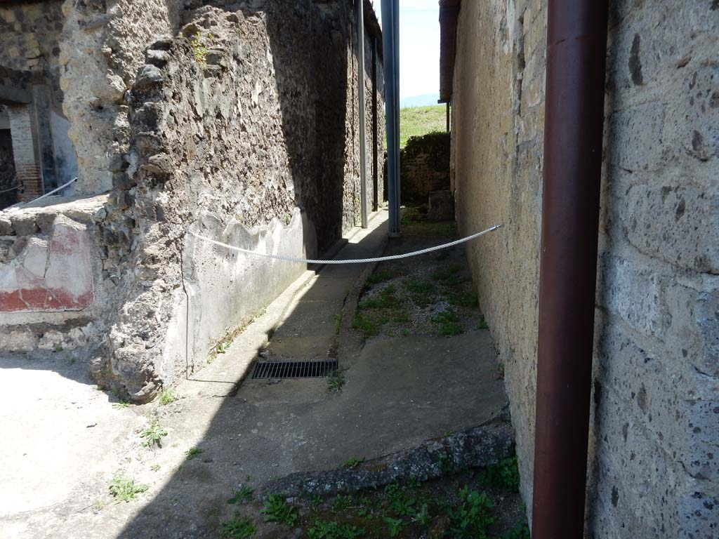 Stabiae, Vicus 18. June 2019. 
Small alleyway (vicus 18) between Secondo Complesso (Villa B) on the left and Villa Arianna on right. 
Photo courtesy of Buzz Ferebee.
