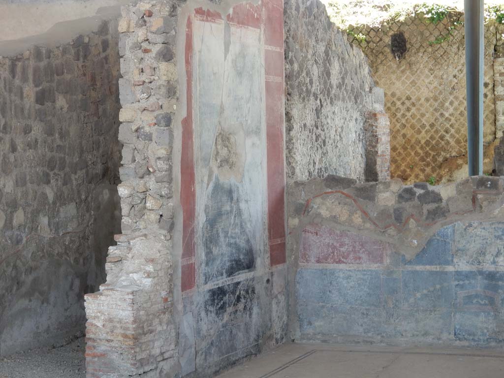 Stabiae, Secondo Complesso, June 2019. Room 21, east wall with painted decoration. Photo courtesy of Buzz Ferebee.