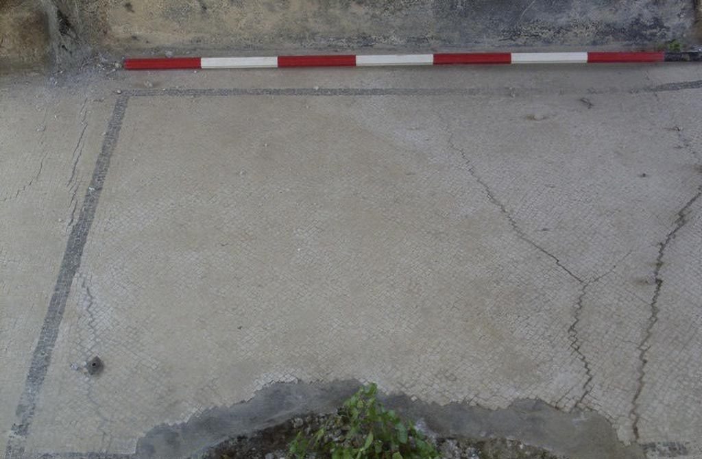Stabiae Secondo Complesso ambiente 4. 2015. Room 4, south-east corner.
Photo courtesy of Carmela Ariano, Secondo Complesso, corridoio 4, tessellato monocromo, in TESS – scheda 18024.
http://tess.beniculturali.unipd.it/web/scheda/?recid=18024 
Use: CC BY-NC-SA 2.5
Pisapia describes this floor as number 110.
See Pisapia, M. S. 1989, in Mosaici antichi in Italia, Regione prima. Stabia, Roma, (p. 56).

