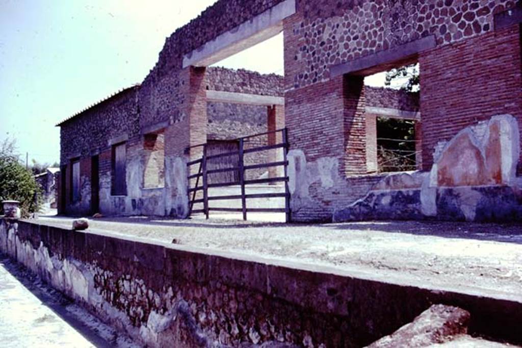 Villa Arianna, 1976. Large summer triclinium/exedra looking out onto the loggia. Photo by Stanley A. Jashemski.   
Source: The Wilhelmina and Stanley A. Jashemski archive in the University of Maryland Library, Special Collections (See collection page) and made available under the Creative Commons Attribution-Non Commercial License v.4. See Licence and use details. J76f0519

