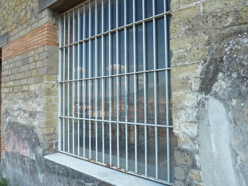 Stabiae, Villa Arianna, September 2015. Room 12, window looking onto the terrace, reflecting Vesuvius. 