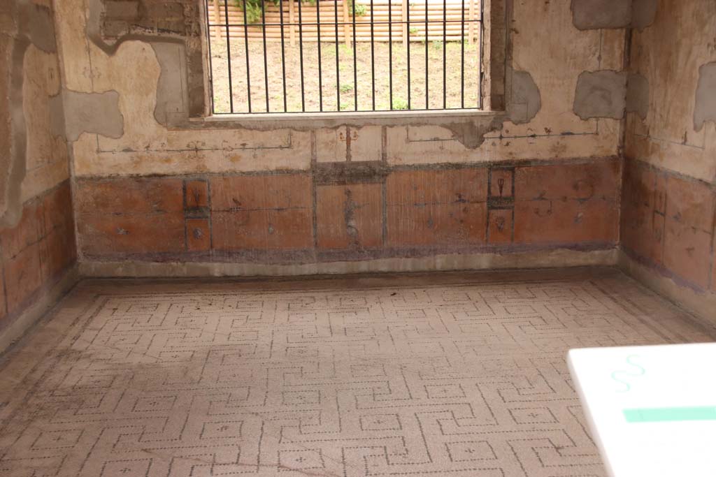 Stabiae, Villa Arianna, October 2020.  
Room 12, looking towards zoccolo/dado on south wall beneath window. Photo courtesy of Klaus Heese.
