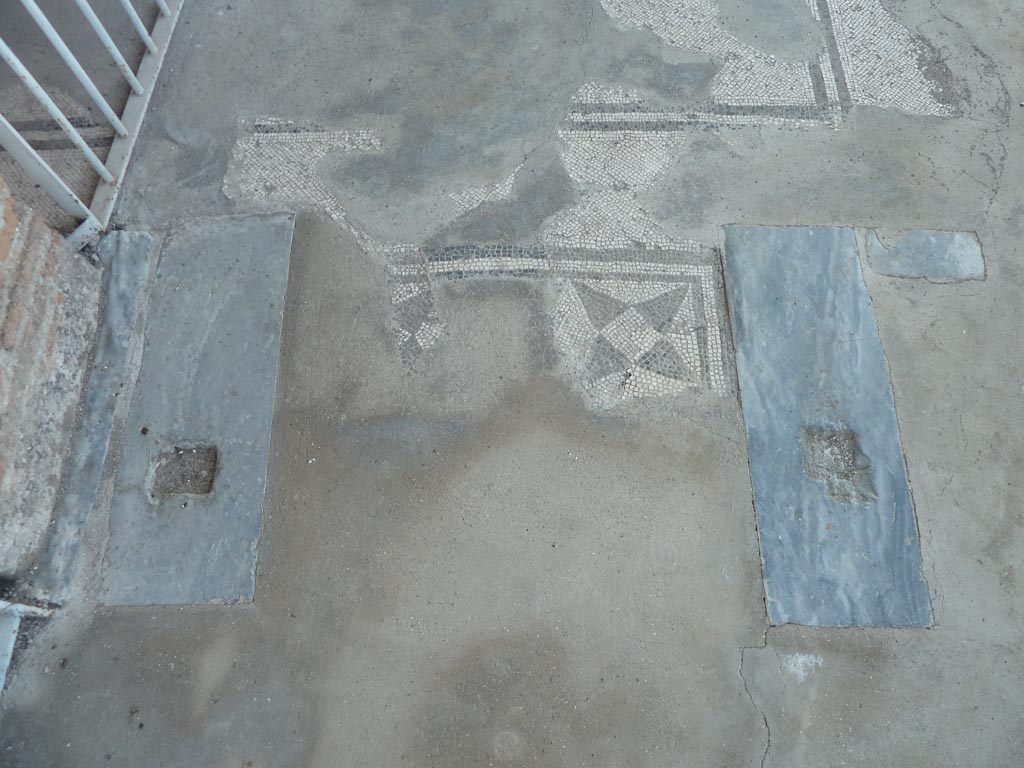 Stabiae, Villa Arianna, September 2015. Room 7, looking west across mosaic door threshold.