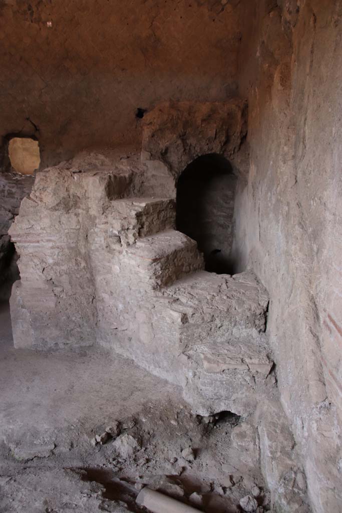 Stabiae, Villa Arianna, September 2021.  
Room 29, detail of steps leading to place where a bronze cauldron would have stood. 
Photo courtesy of Klaus Heese.
