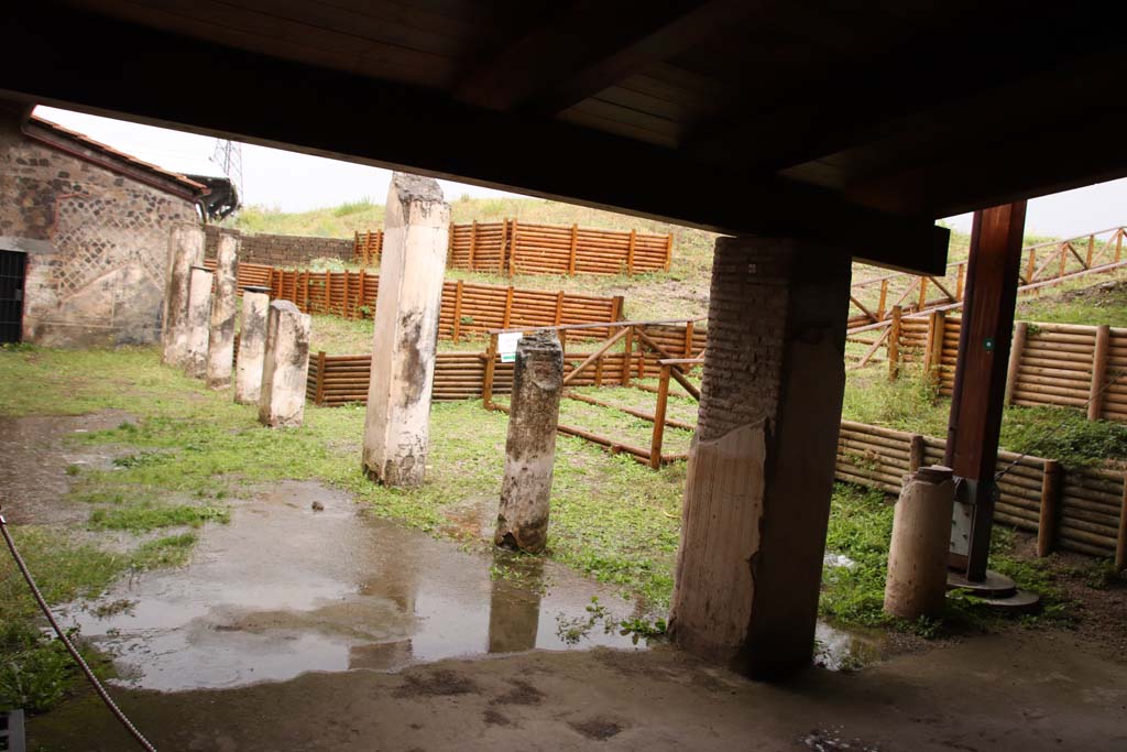 Stabiae, Villa Arianna, October 2020. Room 27, looking south-east across portico, from doorway. Photo courtesy of Klaus Heese.