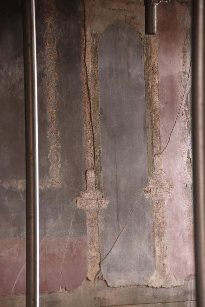Stabiae, Villa Arianna, October 2020. Room 24, detail from middle of west wall. Photo courtesy of Klaus Heese.