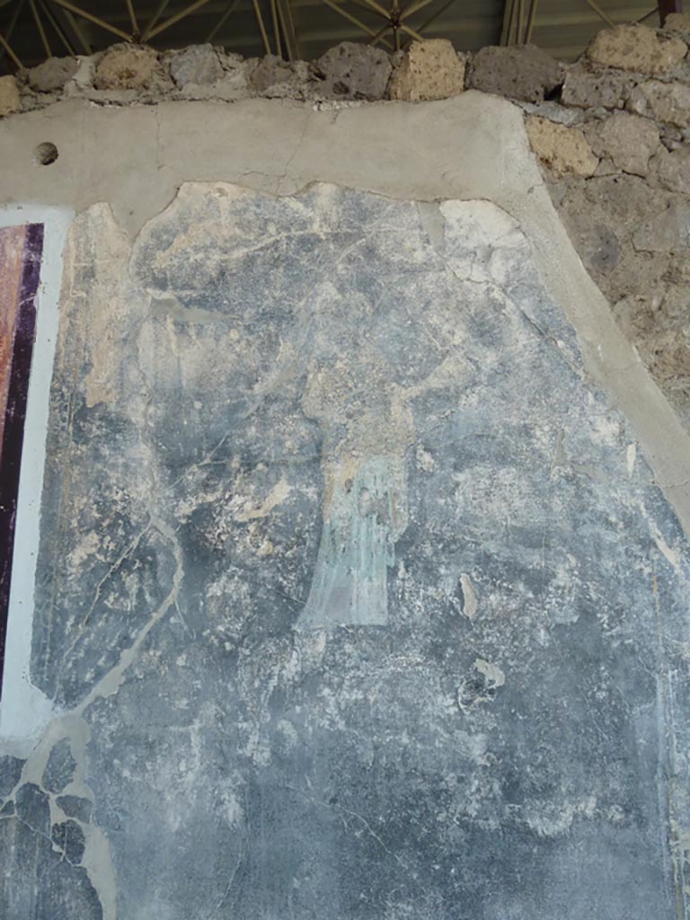 Stabiae, Villa Arianna, September 2015.
Room 42, remains of painted figure on centre panel of west wall.