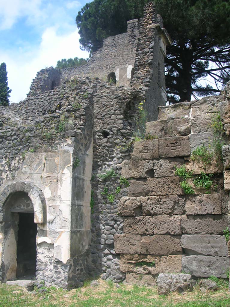 Tower X, Pompeii. May 2010. 
Looking west along City Wall, towards east side of Tower, note Mason’s marks. Photo courtesy of Ivo van der Graaff.

