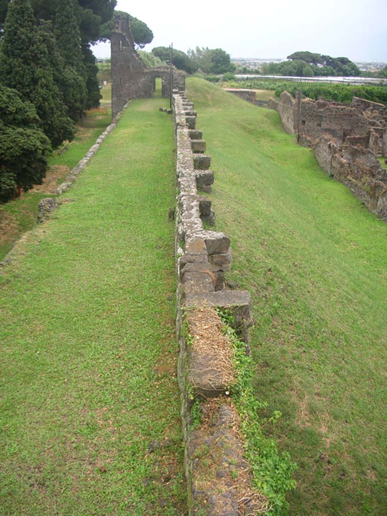 Tower X, Pompeii. May 2010. 
Detail of interior city wall, looking east towards Tower X. Photo courtesy of Ivo van der Graaff.
